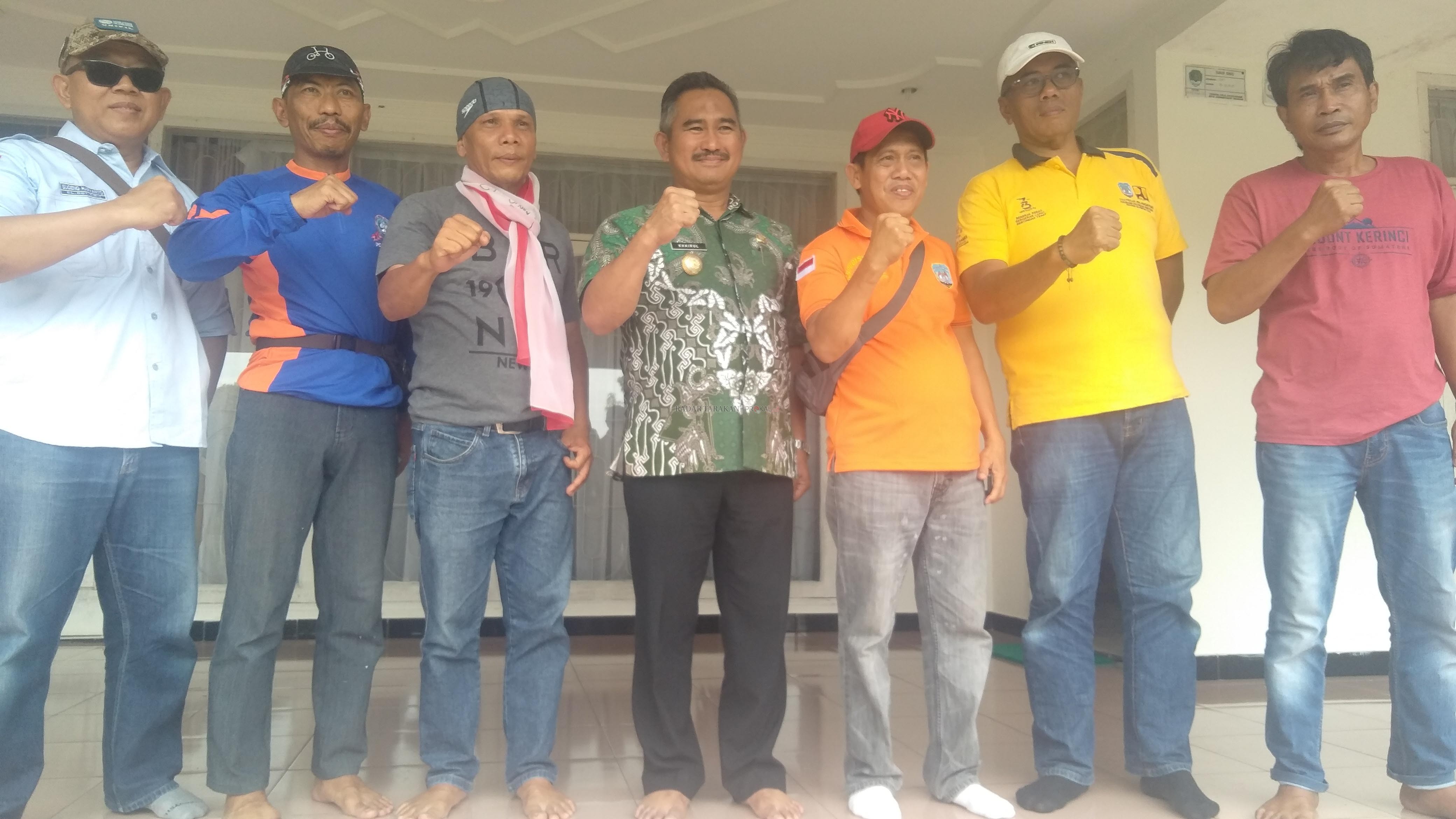 Teks Foto: Ibrahim Rusli (tiga dari kiri) bersama Wali Kota Tarakan dr. Khairul, M.Kes, pejabat Dispora Tarakan serta timnya yang akan berangkat menuju Kabupaten Berau, Kaltim, kemarin (31/1).