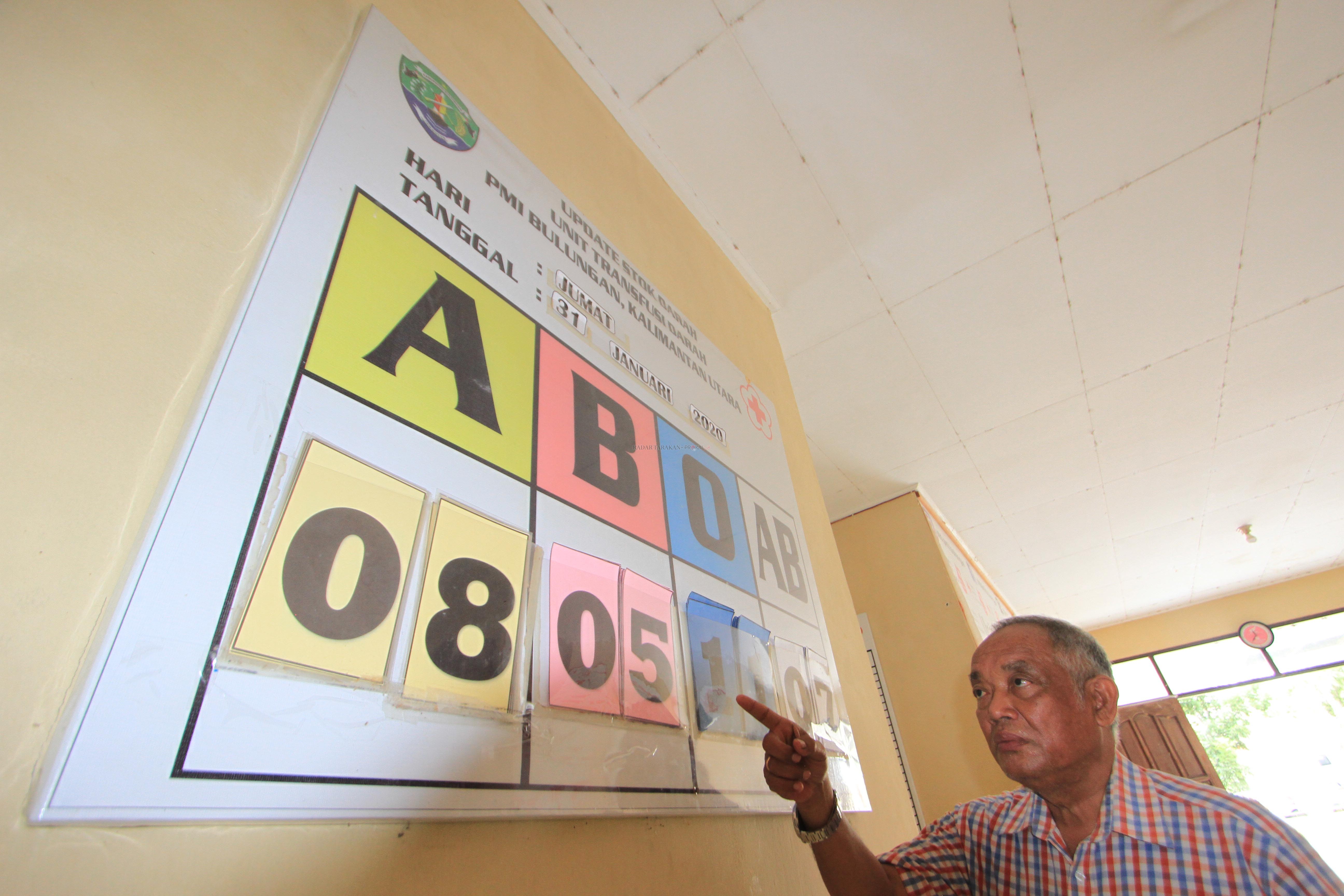 DIPANTAU: Kepala UTD PMI Bulungan, Idewan Budi Santoso memantau ketersediaan darah. Diketahui, untuk saat ini masih dalam kondisi aman lantaran beberapa hari sebelumnya cukup banyak pendonor.