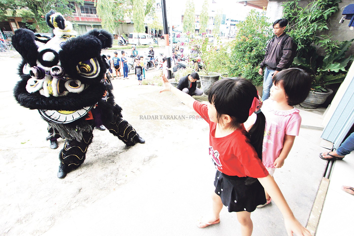 MENGHIBUR: Atraksi barongsai menjadi tontonan menarik bagi masyarakat Tanjung Selor. Ritual ini dimaknai sebagai pengusir roh halus dan mendatangkan rezeki bagi pemilik rumah yang dikunjungi.