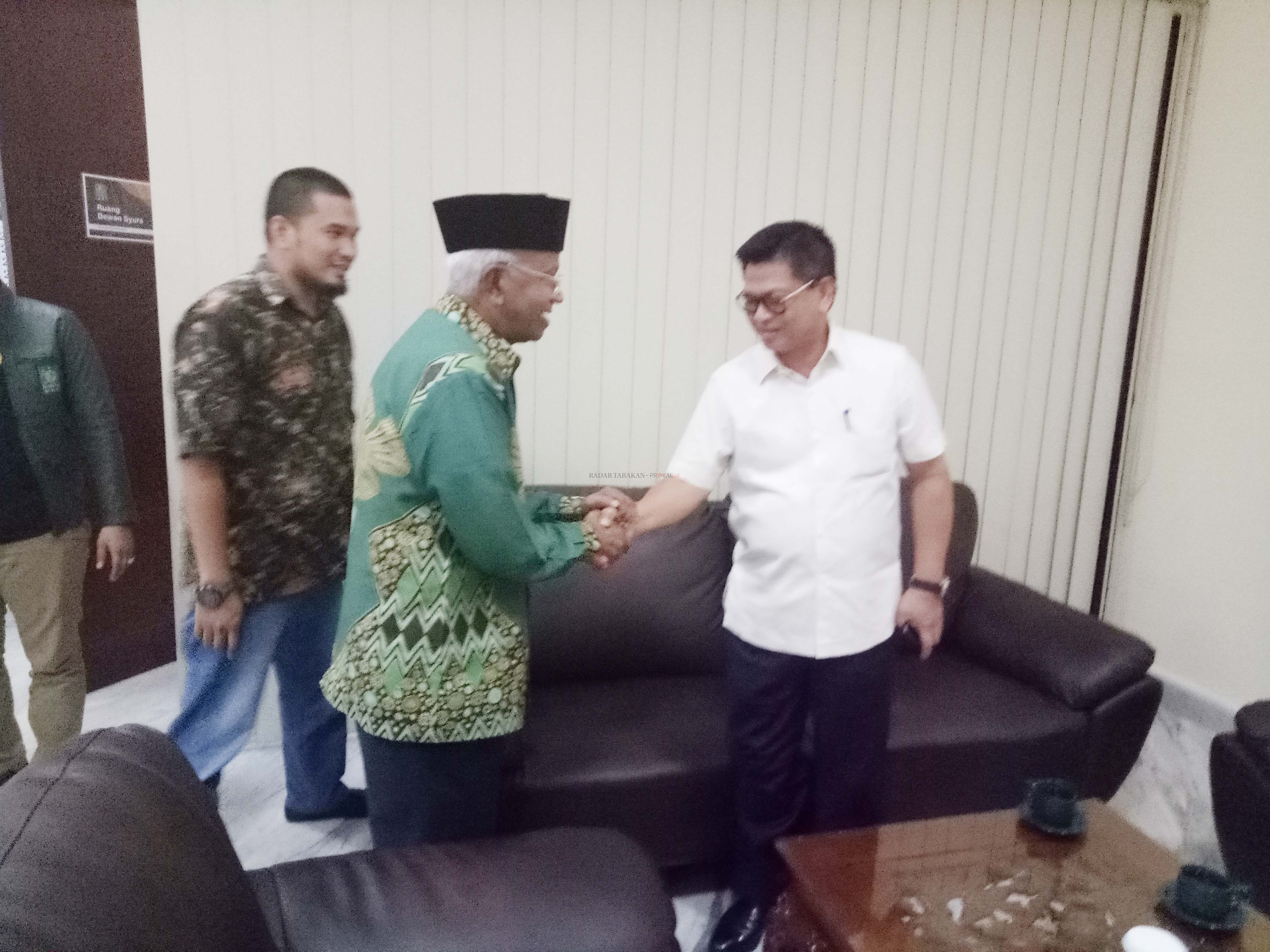 SEMAKIN INTENS: Jumat (31/1), dr. H. Jusuf SK (kiri) dan Dr. H. Irianto Lambrie kembali bertemu usai pertemuan di Jakarta pada pekan kedua Januari lalu. Keduanya berencana melakukan pertemuan lanjutan bertajuk ‘pertemuan adik-kakak’ dalam waktu dekat.