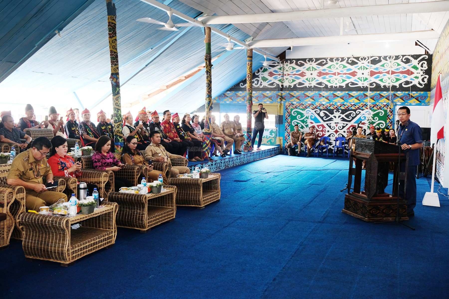 SAMBUTAN: Bupati Murung Raya Drs. Perdie M. Yoseph, M.A saat menyampaikan sambutan pada kegiatan studi bandingnya di Desa Wisata Pulau Sapi, Selasa (4/2) di Baai Adat Dayak Lundayeh Desa Wisata Pulau Sapi, Kecamatan Menatarang. FOTO: AGUSSALAM SANIP/RADAR