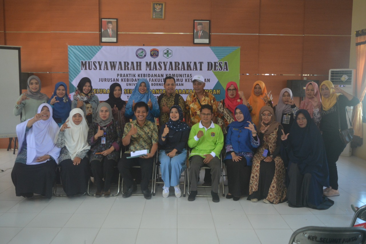 MUSYAWARAH MASYARAKAT DESA: Ketua Jurusan Kebidanan Hj. Rahmi Padlilah S.ST, M.Keb dan Lurah Selumit Pantai Melki Loboran saat melakukan sesi foto bersama usai kegiatan musyawarah masyarakat desa bertempat di Kantor Kelurahan Selumit Pantai, Jumat (7/2).