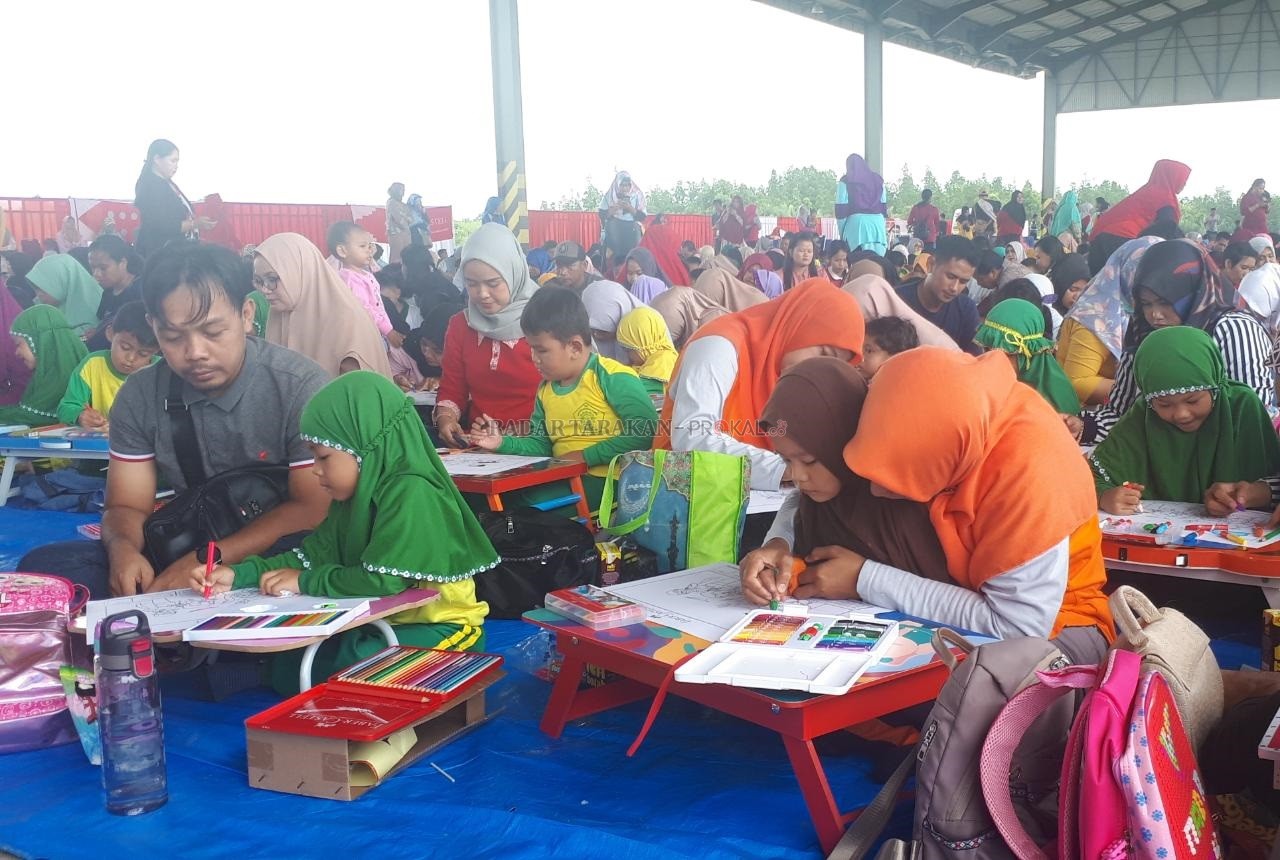 CIPTAKAN CHEMISTRY: Potret sejumlah anak bersama orang tuanya bekerja sama mewarnai gambar pada perlombaan mewarnai yang dilaksakan di Lanud Anang Busra, Minggu (9/2). FOTO: JANURIANSYAH/RADAR TARAKAN