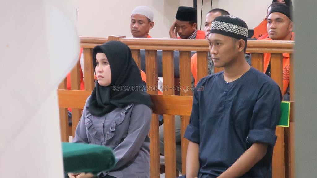 PEMBELAAN: Kedua terdakwa mengikuti sidang pembelaan di PN Tarakan (11/2).