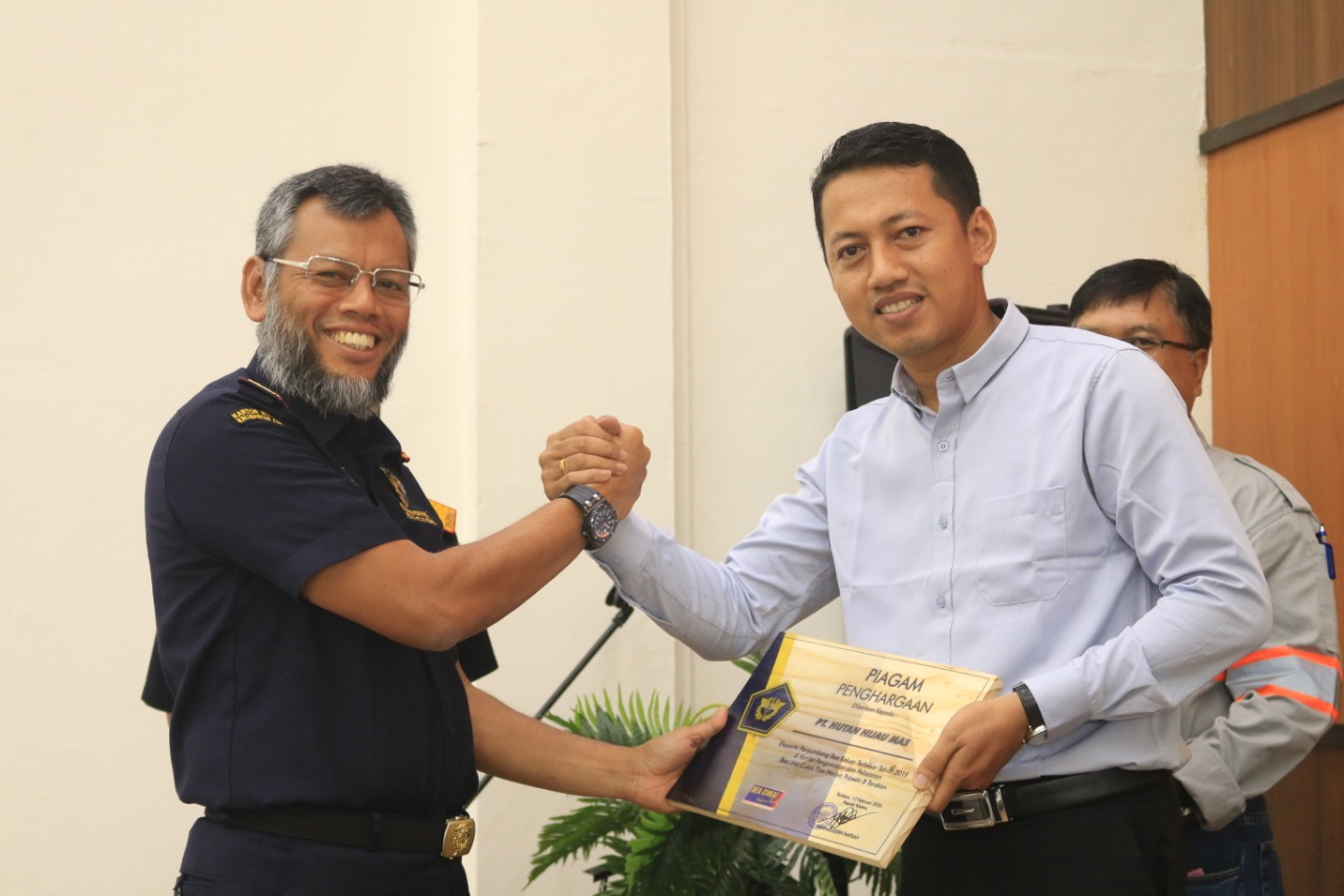 IST/ AWARD 2020: Penyerahan penghargaan sebagai eksportir penyumbang bea keluar terbesar diberikan oleh Kepala Kantor Wilayah (Kakanwil) Direktorat Jenderal Bea dan Cukai (DJBC) Kalbagtim, Rusman Hadi, dan diterima langsung oleh Senior Asisten Marketing,