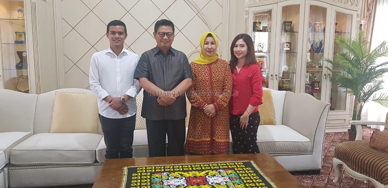 SILATURAHMI: Dr. H. Irianto Lambrie (dua dari kiri) bersama sang istri diapit H. Irwan Sabri (kiri) dan istri (kanan) di Rumah Jabatan Gubernur, di Tanjung  Selor, Minggu (16/2). FOTO: WHATSAPP