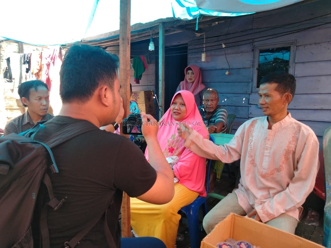 BERDUKA: Keluarga Habiburachman masih diselimuti duka setelah kepergian sang anak, Minggu (16/2). FOTO: AGUNG/RADAR TARAKAN