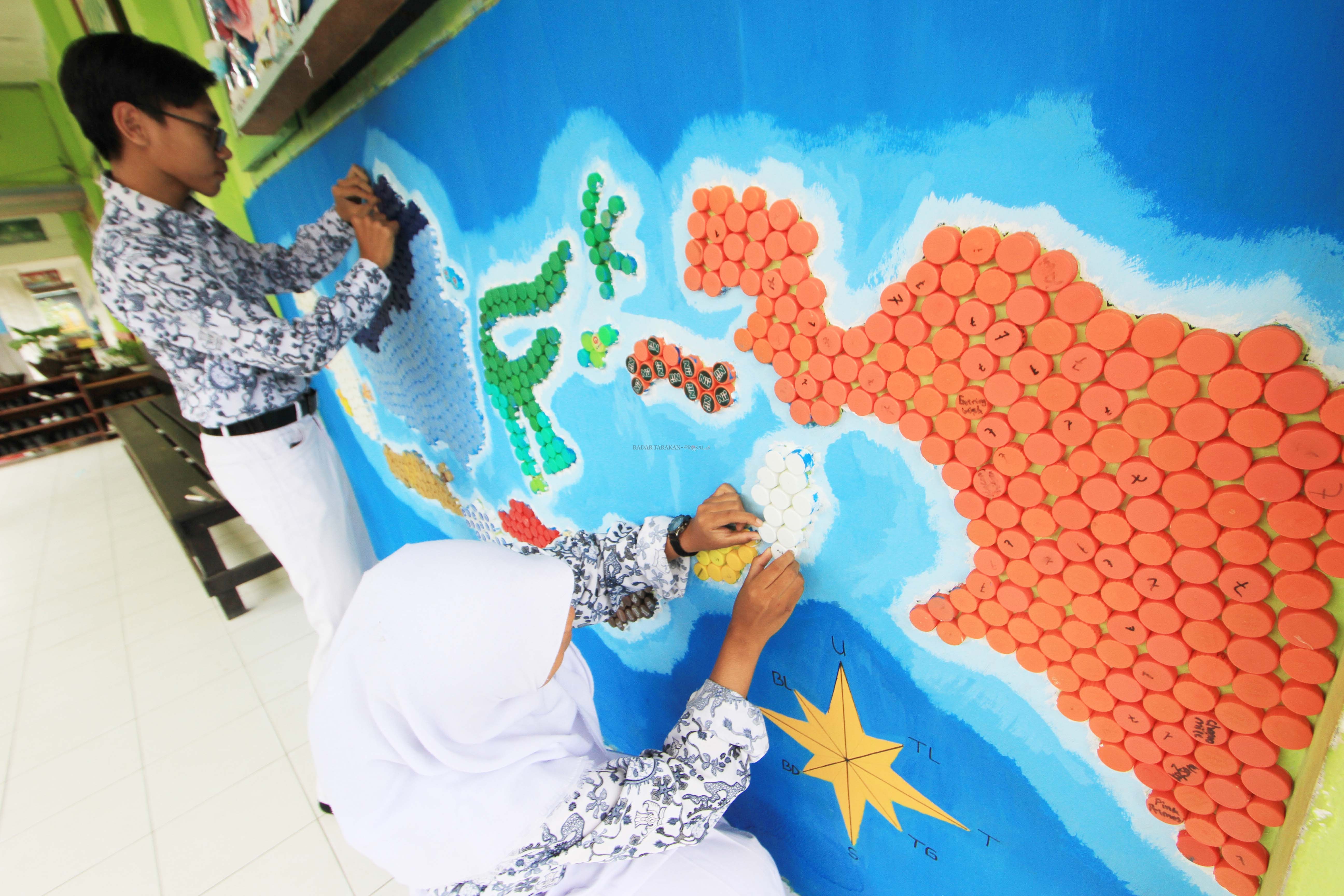 KREATIVITAS: Limbah tutup botol plastik dikreasikan menjadi gambar peta Indonesia dan terpanjang di dinding salah satu sekolah Provinsi Kalimantan Utara.