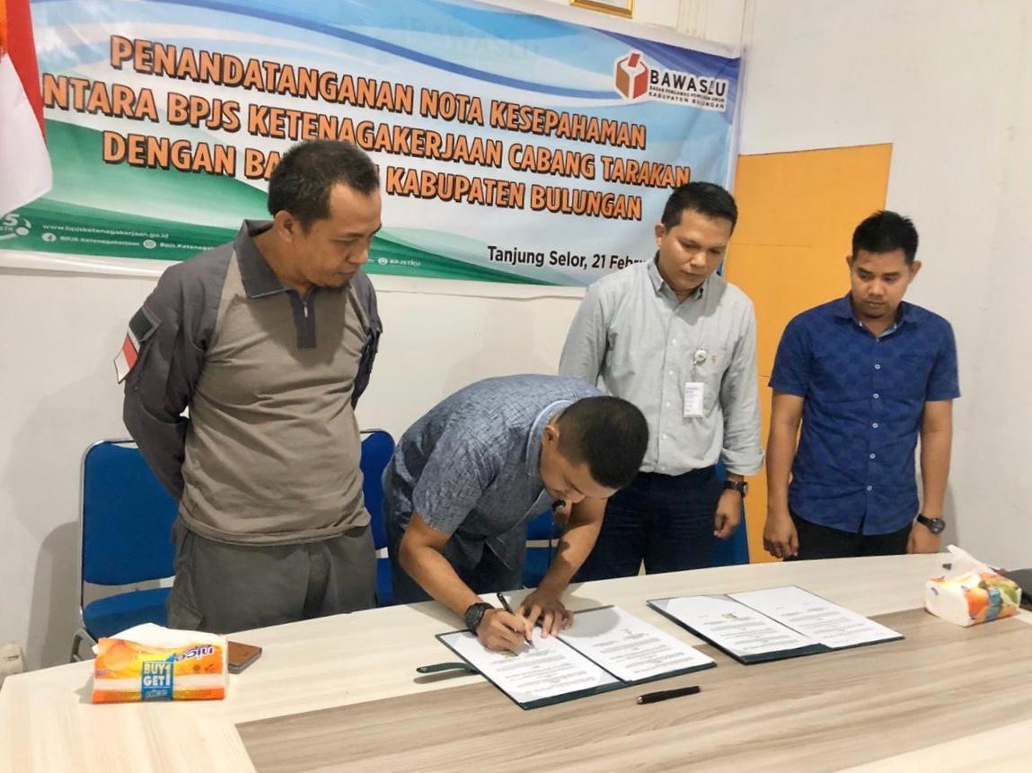 PENANDATANGAN: Proses penandatangan Nota Kesepahaman tentang Perlindungan Jaminan Sosial Ketenagakerjaan bagi anggota Bawaslu oleh Kepala Kantor BPJS Ketenagakerjaan atau BPJAMSOSTEK Tarakan. FOTO: BPJS KETENAGAKERJAAN UNTUK RADAR TARAKAN