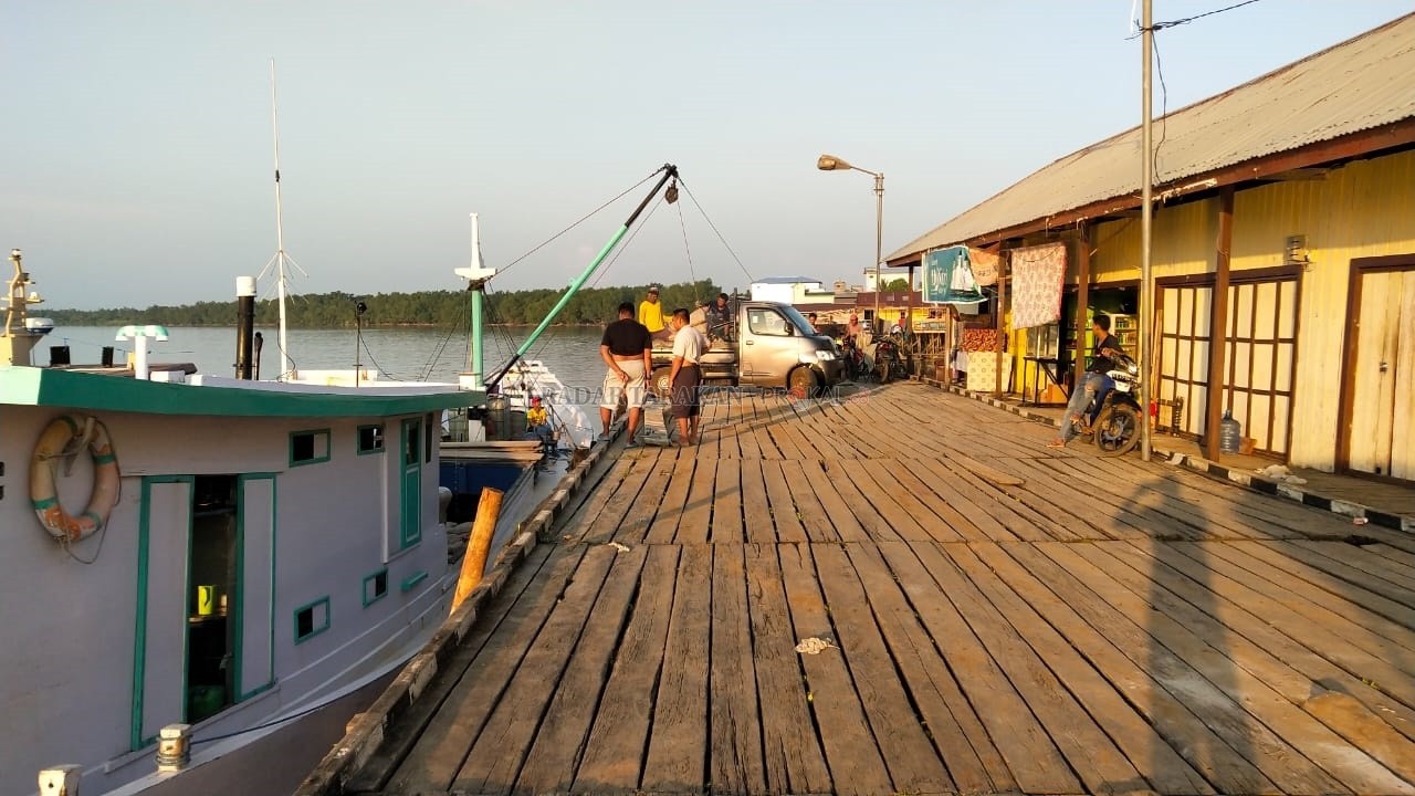 DIKELUHKAN: Biaya bongkar muat barang di pelabuhan dinilai terlalu tinggi.