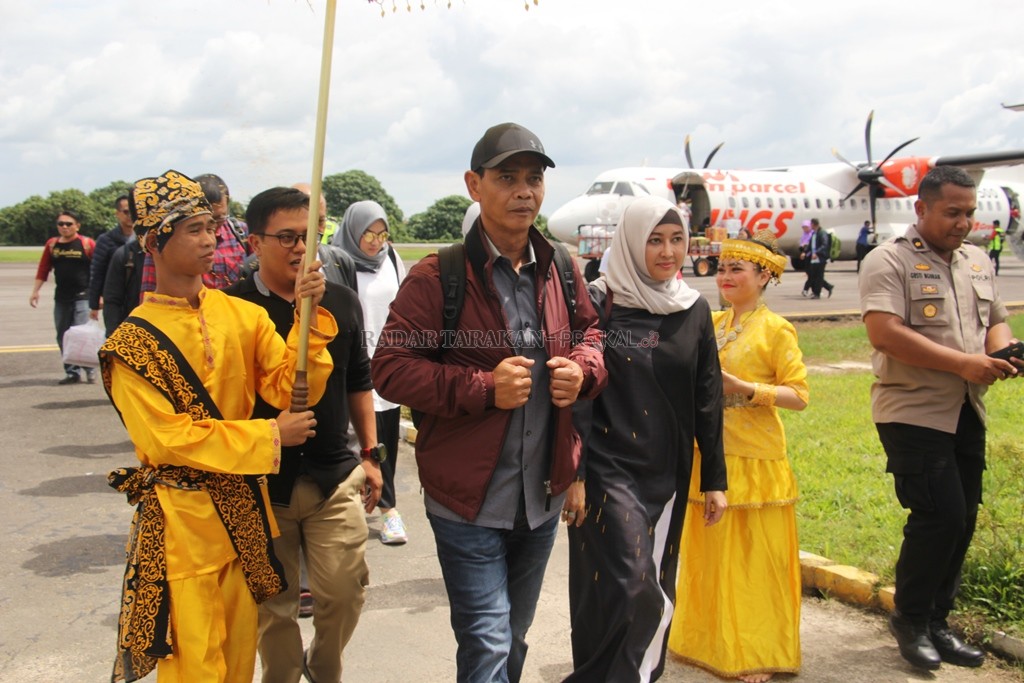 PERTAMA KALI: Waka polda Kaltara Kombes Pol Erwin Zadma saat pertama kali menginjakkan kaki di Tanjung Selor bersama istri.
