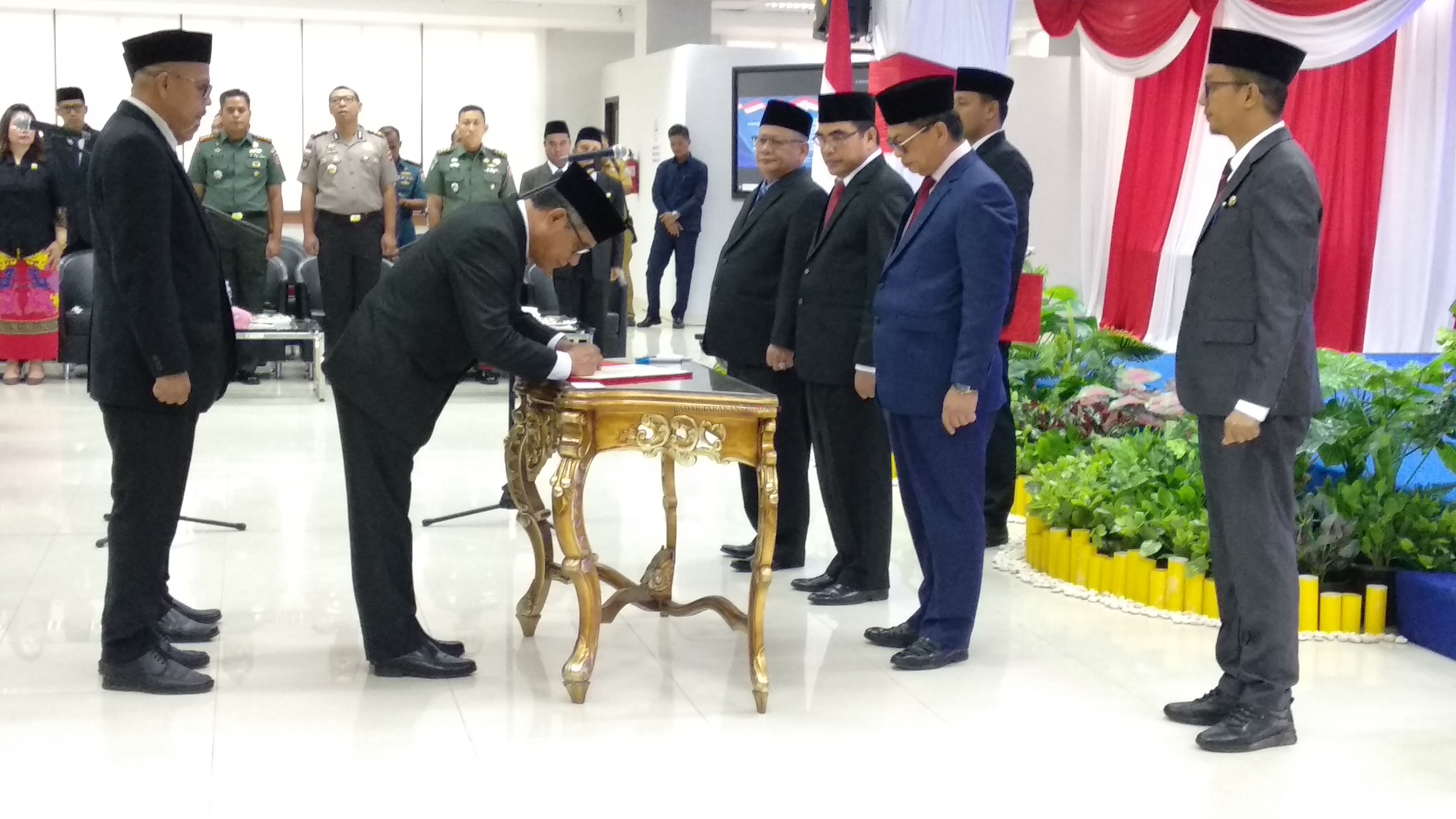 BERGESER: Gubernur Kaltara, Dr. Irianto Lambrie saat melantik pejabat tinggi di Gedung Gadis Pemprov Kaltara, Senin (2/3).