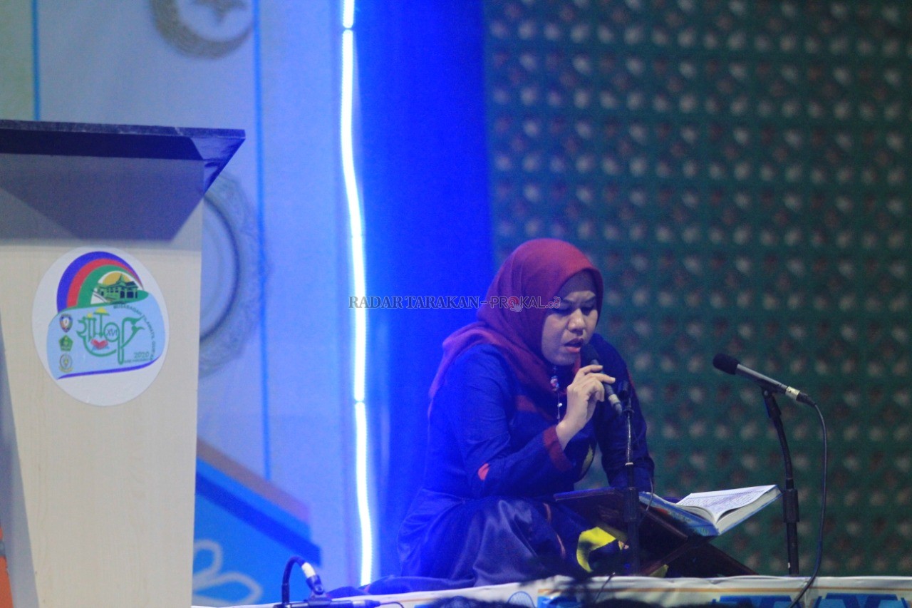 MENJIWAI : Dr. Hj. Sri Wahyuni, SE., M.Si yang merupakan qoriah juara 1 internasional tahun 2012 di Iran membacakan ayat suci Alquran pada pembukaan MTQ ke-XVI tingkat Kabupaten Malinau, Minggu malam (1/3). FOTO: RACHMAD RHOMADHANI/RADAR KALTARA