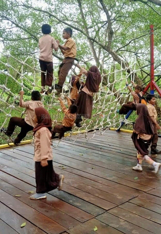 JADI FAVORITE: Obyek wisata hutan mangrove juga menjadi media edukasi bagi pelajar.