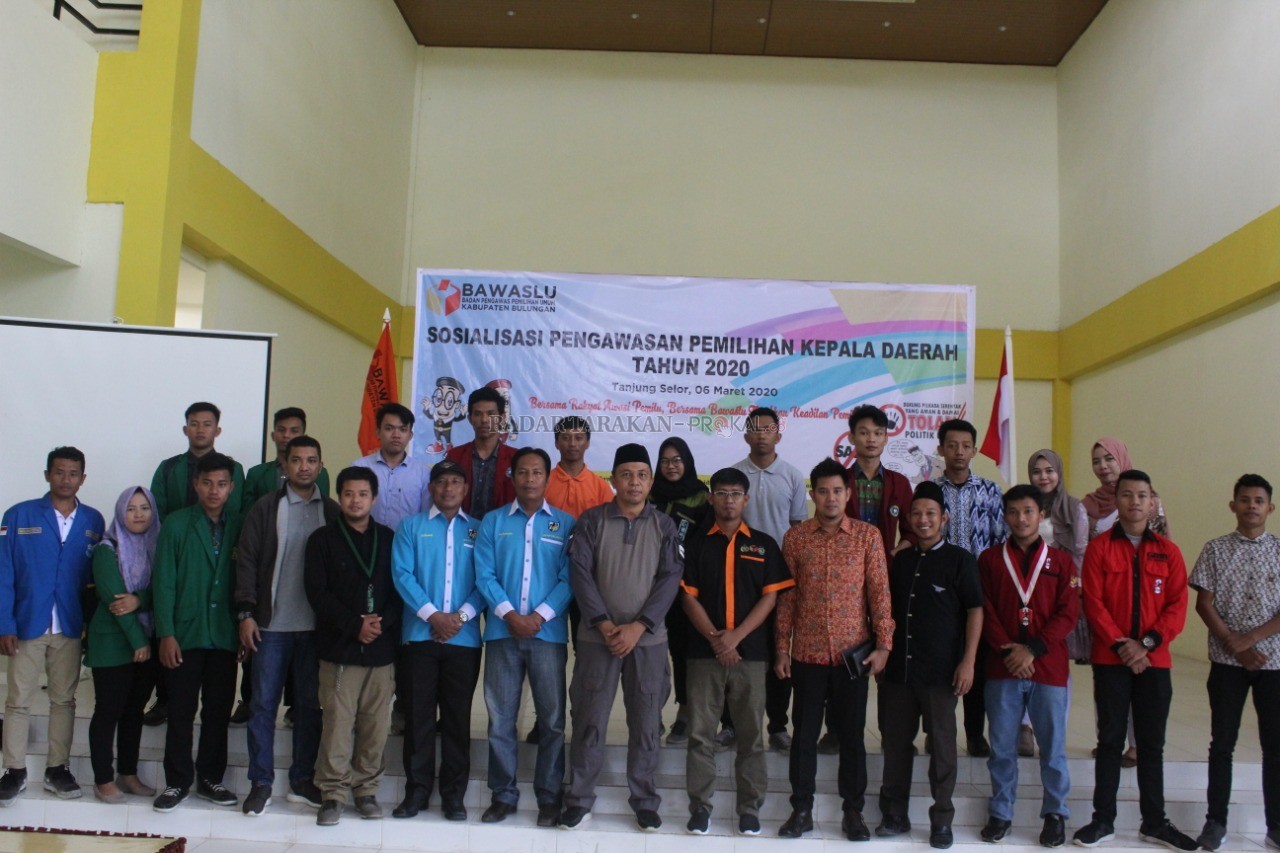 SOSIALISASI PILKADA: Ketua Bawaslu Babupaten Bulungan Ahmad (tujuh dari kanan) bersama peserta sosialisasi pengawasan pilkada 2020 foto bersama usai kegiatan. FOTO: HASTUTI/RADAR TARAKAN