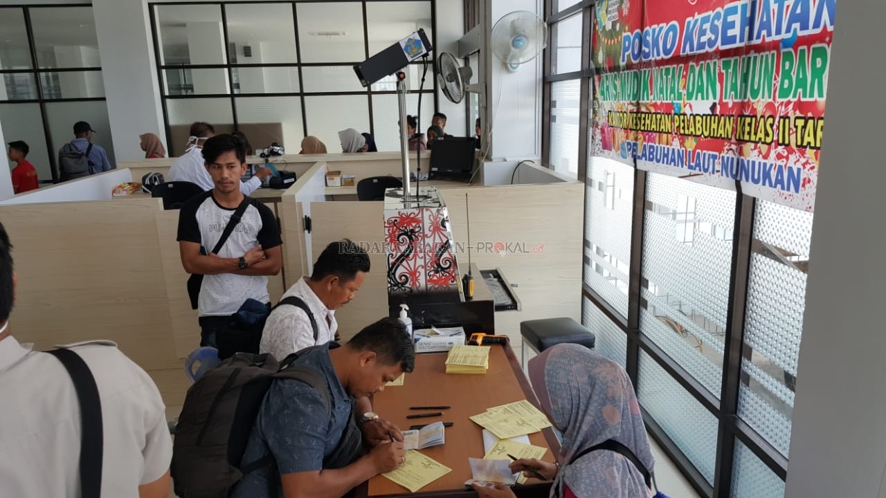 DALAM PENGAWASAN: Sejumlah wisatawan mancanegara yang datang ke Nunukan, diwajibkan melalui jalur pemeriksaan dokumen dan kesehatan di Pelabuhan Internasional Tunon Taka Nunukan.