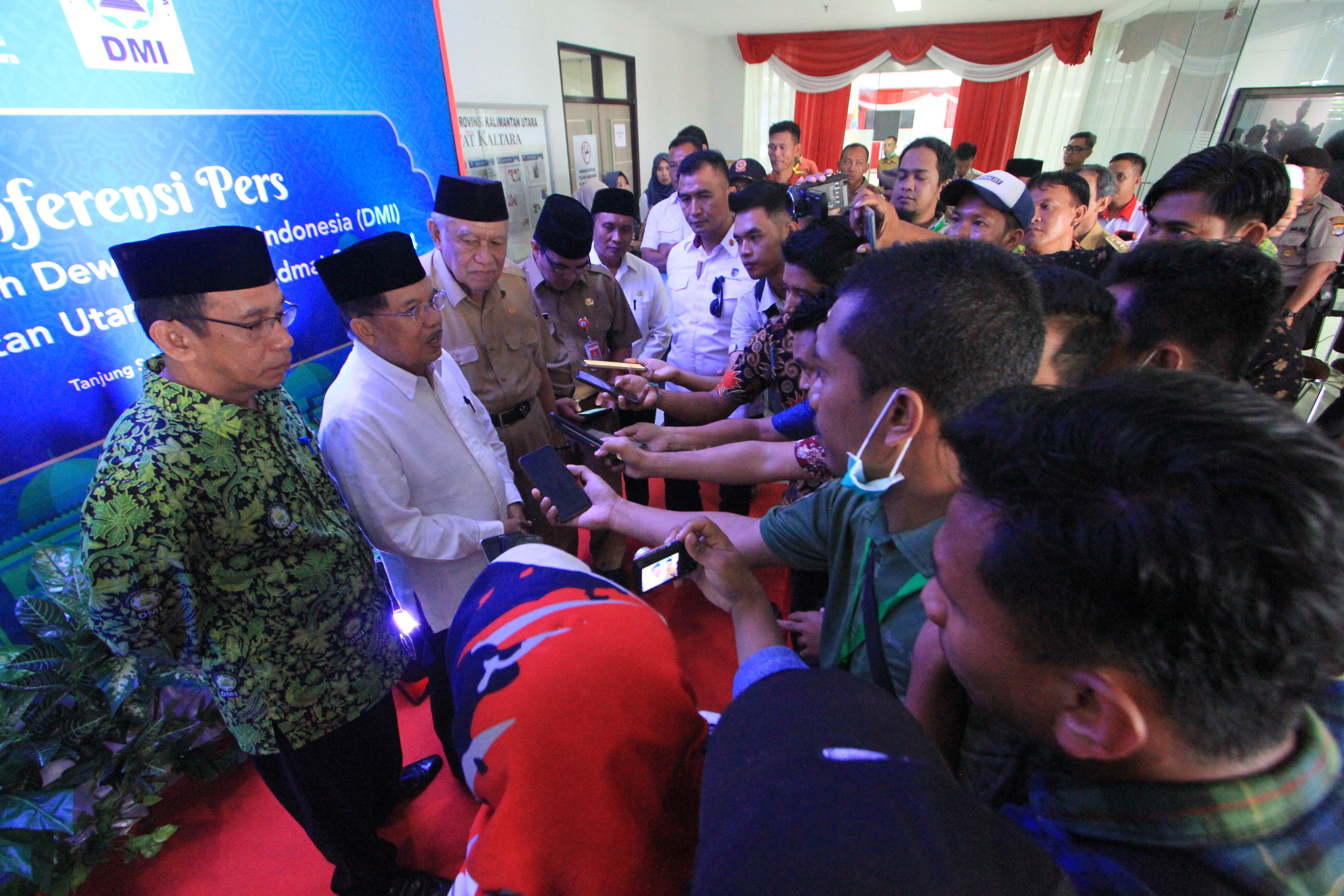 ASRULLAH/RADAR TARAKAN/RAMAH:Ketua pp DMI Jusuf Kalla didampingi Wakil Gubernur Kaltara H.Udin Hianggio melayani wartawan usai melantik PW DMI Kaltara di Tanjung Selor,kemarin(10/3)