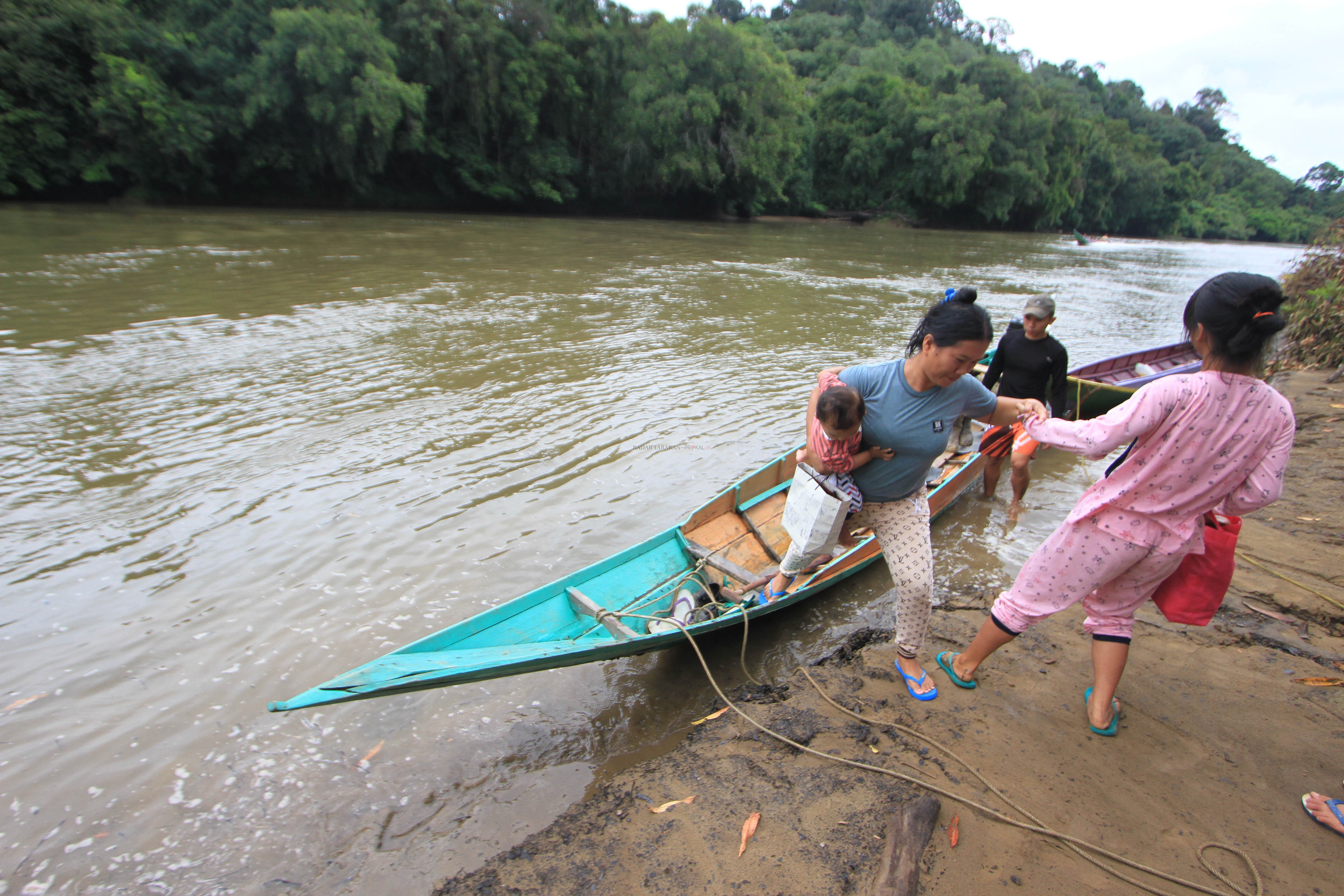 PEMBANGUNAN: PLTA di Mentarang, Kabupaten Malinau nantinya akan merelokasi beberapa warganya. Tampak aktivitas warga masyarakat di Kecamatan Mentarang.