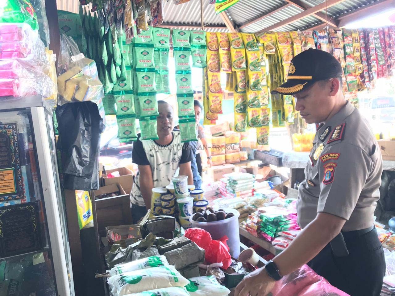 PANTAU LANGSUNG: Kapolres Bulungan melakukan pengecekan langsung terkait stok hingga harga sembako di sejulah pasar di Bulungan.