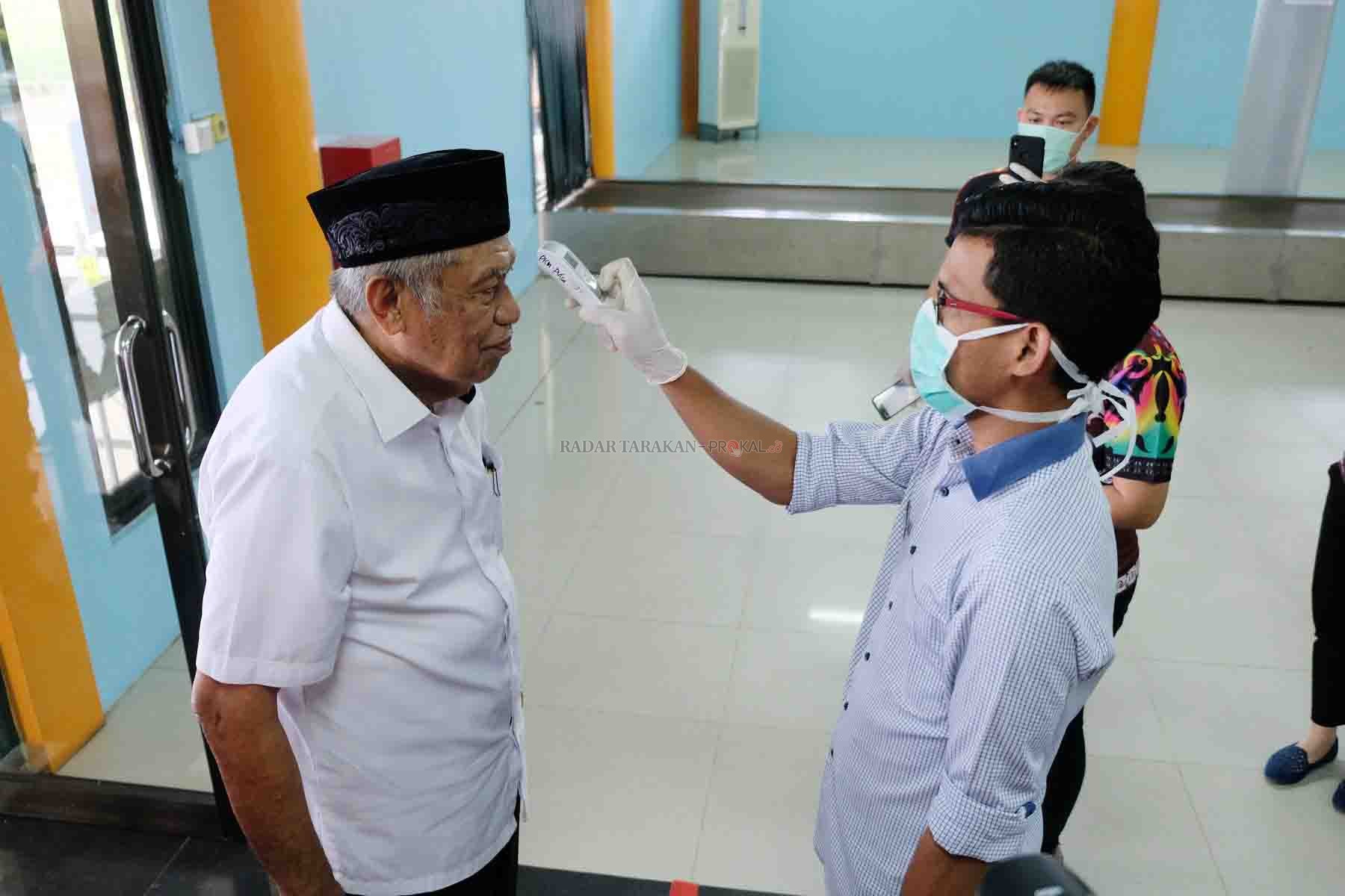 PENCEGAHAN: Wakil Gubernur Kaltara Udin Hianggio pun diperiksa.