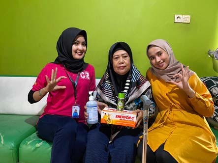 AKRAB: CRO Daihatsu Tarakan, Resti saat menyambangi kediaman Maya dan memberikan paket yang berupa minyak urut, vitamin, dan hand sanitizer untuk Maya dan ibunya. FOTO: IST