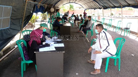 ANTISIPASI: Pemeriksaan terhadap kontak erat pasien positif Covid-19 merupakan salah satu kegiatan yang ‘menelan’ biaya dari realokasi APBD Bulungan. FOTO: IWAN KURNIAWAN/RADAR KALTARA