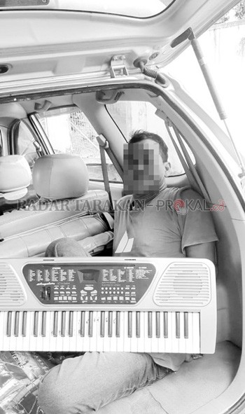 BELUM JERA: Pelaku bersama barang bukti yang didapatkan pihak kepolisian.  FOTO: ELIAZAR/RADAR TARAKAN