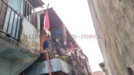 DIDUGA KORSLETING:Kebakaran kembali terjadi di RT 03 kelurahan Selumit Pantai, Minggu (10/5). Untungnya tak menghabiskan rumah penduduk. FOTO: IFRANSYAH/RADAR TARAKAN