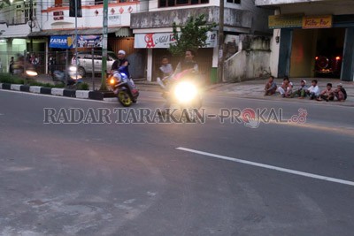 MERESAHKAN: Sejumlah remaja kerap melakukan aksi balapan liar di jalan raya. Aksi ini sangat meresahkan warga apalagi di tengah wabah Covid-19. FOTO: DOKUMEN