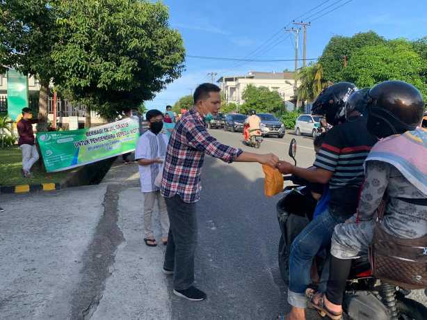 BAGI-BAGI TAKJIL: Kepala BPJamsostek Tarakan, Wira Sirait Turut Serta Membagikan Takjil Kepada Masyarakat. FOTO: IST