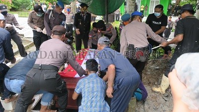 DIMAKAMKAN: Upacara pemakaman Ipda (Anumerta) Yunanto Kurniawan yang berlangsung di TMP Dwikora, Jalan Kusuma Bangsa, kemarin (19/5)./ELIAZAR/RADAR TARAKAN