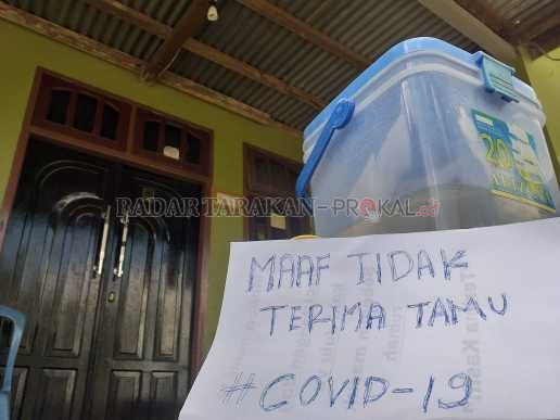 TIDAK TERIMA TAMU: Di masa pademi Covid-19, terpaksa menutup pintu  rumah antisipasi penyebaran virus corona lebih meluas lagi. FOTO: RACHMAD RHOMADHANI/RADAR KALTARA