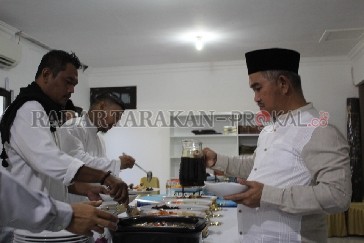 LEBARAN BERSAMA KELUARGA: Wali Kota Tarakan dr. Khairul, M.Kes, (kanan) menikmati hidangan hari raya usai memimpin salat Id bersama keluarga di Rumus Wali Kota Tarakan, Minggu (24/5) pagi.