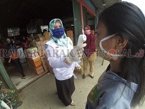 PERIKSA SUHU TUBUH: Setiap masyarakat yang masuk  di pusat keramaian wajib mematuhi protokol kesehatan Covid.RACHMAD RHOMADHANI/RADAR KALTARA