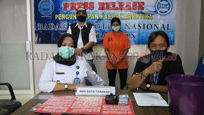 ALASAN BANTU SUAMI: SU bersama barang bukti berupa130 bungkus kecil yang diduga berisikan serbuk kristal sabu./ELIAZAR/RADAR TARAKAN