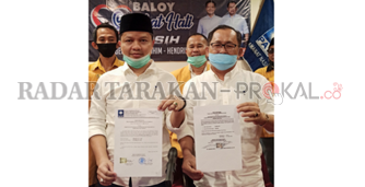 LEBIH SIAP: Ibrahim Ali (kiri) memegang SK DPP PAN dan Hendrik (kanan) memegang SK DPP Hanura untuk Pemilihan Bupati dan Wakil Bupati Tana Tidung 2020, kemarin (24/6). Keduanya merupakan calon kepala daerah pertama di Kaltara yang percaya diri mengumumkan