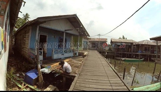 BUTUH PERBAIKAN: Sejak tiga bulan terakhir masyarakat Desa Liagu kembali menggunakan mesin genset untuk penerangan. Sebab, PLTS bantuan Kementerian ESDM yang difungsikan sejak 2017 mati total karena mengalami kerusakan yang cukup parah./RACHMAD RHOMADHANI