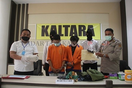 DIAMANKAN: Direktur Reserse Narkoba (Dirreskoba) Polda Kaltara AKBP AKBP Agus Yulianto didampingi Kabid Humas Polda Kaltara AKBP Berliando saat press release di Mapolda Kaltara./ASRULLAH/RADAR KALTARA