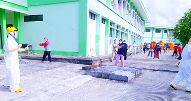 OLAHRAGA: Tenaga kesehatan yang menangani pasien Covid-19 mengajak pasien positif senam pagi di RSUKT, untuk meningkatkan imunitas dan tubuh fit./GUGUS TUGAS COVID-19 TARAKAN UNTUK RADAR TARAKAN