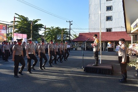 NAIK PANGKAT: Kapolres Tarakan AKBP Fillol Praja Arthadira memimpin upacara kenaikan pangkat di halaman Mapolres Tarakan, kemarin (1/7)./ELIAZAR/RADAR TARAKAN