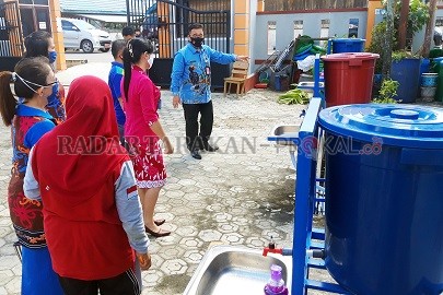 BAHAS PENDIDIKAN: Asisten Ekonomi dan Pembangunan Kabupaten Malinau Ir. Kristian Munet, MT, Kamis (2/7) saat melihat persiapan SMP 1 Malinau terkait rencana pengaktifan kembali aktivitas pendidikan di Malinau. Soal pendidikan rencananya salah satu poin ya