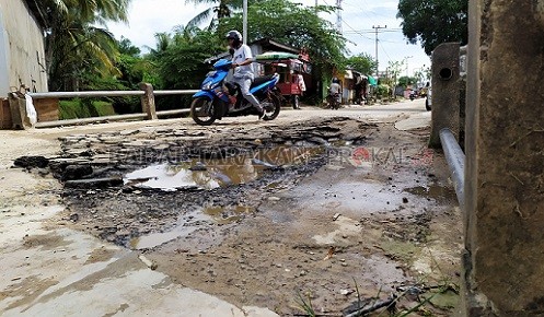 DIPERBAIKI SEADANYA: Jembatan Kenangan merupakan fasilitas vital bagi masyarakat di Karang Anyar, Tarakan Tengah. Namun, banjir yang terus menerjang membuat kondisinya memprihatinkan./IFRANSYAH/RADAR TARAKAN