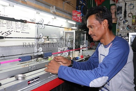 JORAN SAKTI: Kesibukan Edwin Ariandi saat membuat joran custom di Teras Pancing./LISAWAN/RADAR TARAKAN