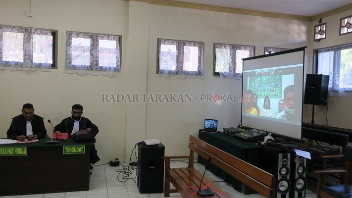 TUNTUTAN: Para terdakwa sabu 4 kg mendengarkan tuntutan yang dibacakan jaksa penuntut umum (JPU)./ELIAZAR/RADAR TARAKAN