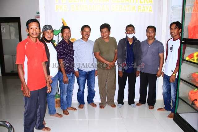 APRESIASI : Puluhan petani dan pengepul kelapa sawit di Sebatik berkunjung ke pabrik PT PNS di Kecamatan Sebatik Barat, Kamis (16/7) siang. Mereka menyambut baik beroperasinya pabrik sawit tersebut. FOTO : RADAR NUNUKAN