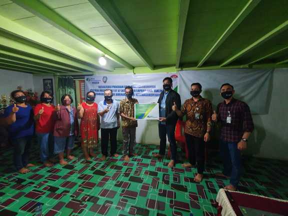 SIMBOLIS: Penyerahan secara simbolis kartu kepesertaan BPJS Ketenagakerjaan bagi sekitar 100 orang warga pekerja di lingkungan RT 7 Desa Kuala Lapang selama 1 TAHUN. FOTO : IST