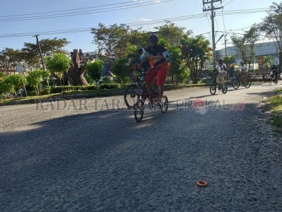 PATUHI ATURAN: Kegiatan bersepeda menjadi tren baru selama pendemi Covid-19, dimana dalam kegiatan tersebut pesepeda tetap harus mematuhi aturan dan rambu-rambu lalu lintas yang ada di jalan raya./JANURIANSYAH/RADAR TARAKAN