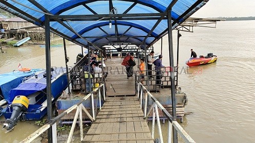 MULAI BEROPERASI: Meski speedboat mulai beroperasi, jumlah penumpang jelang Iduladha tetap terlihat sepi di Pelabuhan Tunon Taka, Tana Tidung, Kamis (23/7)./RIKO/RADAR TARAKAN