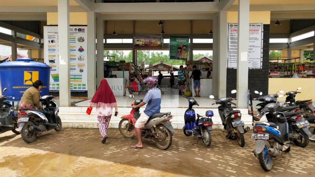 JELANG IDULADHA: Aktivitas di Pasar Induk Imbayud Taka hari ini diakui ada peningkatan meski tak signifikan. FOTO: RIKO / RADAR TARAKAN