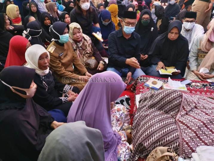 BELASUNGKAWA: Wakil Ketua I DPRD Kaltara, Andi Hamzah saat melayat ke rumah duka almarhum H. Andi Kasim di Sebatik, Kabupaten Nunukan, Kamis (3/8). FOTO: DOKUMEN PRIBADI ANDI HAMZAH